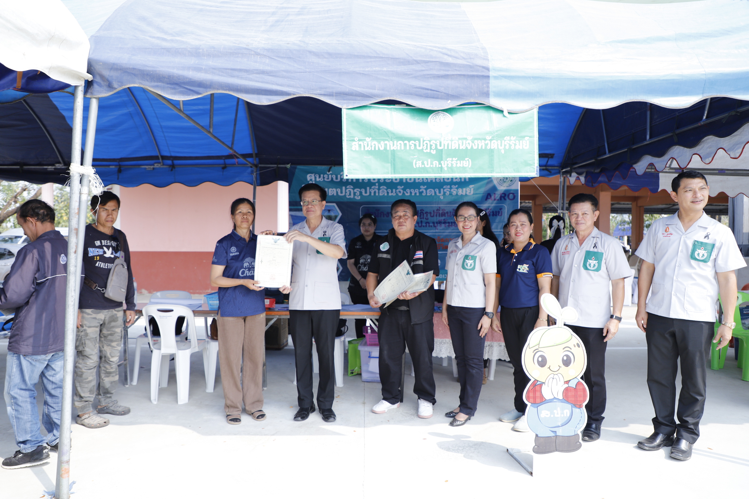 title - วันอังคารที่ 24 กุมภาพันธ์ 2569 นายประเสริฐ กาญจนเกียรติกุล ปฏิรูปที่ดินจังหวัดบุรีรัมย์ มอบหมายให้ นางนวลละออง ชูมาตย์ ผอ.กลุ่มยุทธศาสตร์ฯ พร้อมเจ้าหน้าที่ ส.ป.ก.บุรีรัมย์ ร่วมงานหน่วยแพทย์ พอ.สว. และโครงการบำบัดทุกข์ บำรุงสุข วิถีใหม่ สร้างรอยยิ้มให้ประชาชน ณ อำเภอแคนดง จังหวัดบุรีรัมย์